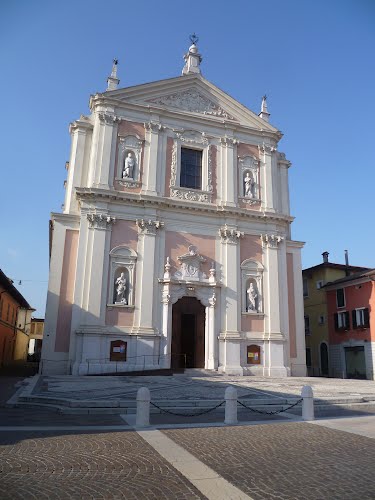 La facciata della Chiesa Parrocchiale